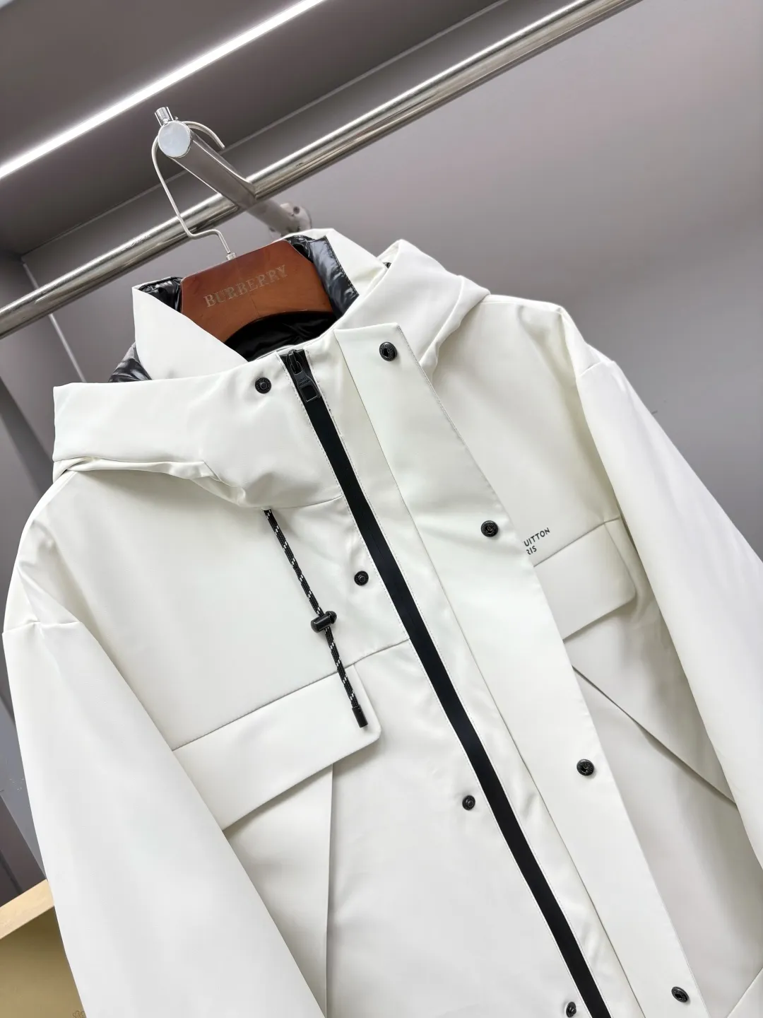 🅿️1440 LV Louis Vuitton's new lettered down jacket is rarely available through trading company channels, and will be sold simultaneously on the official website! V's new down jacket is a popular fashion item this winter. The fabric is made of customized high-density technical fiber blend material, which has excellent windproof, waterproof and anti-velvet capabilities! This means you can wear it outside in the cold winter months with confidence and stay dry and warm whether it’s windy, rainy or snowy! This design not only increases the overall sense of layering, but also makes you look more outstanding when wearing it!  The interior is filled with European standard imported 90 white goose down. The interior is divided into sections through horizontal quilting technology, making the down jacket full and fluffy. It not only provides sufficient warmth, but also maintains a light feeling, making you more comfortable when wearing it! As well as hardware accessories engraved with the brand's logo, it shows luxurious and elegant details! The casual and versatile version, whether you are a boy or a girl, can easily interpret different styles, making you the center of attention in different occasions! Size: M-XXXL Color: black beige